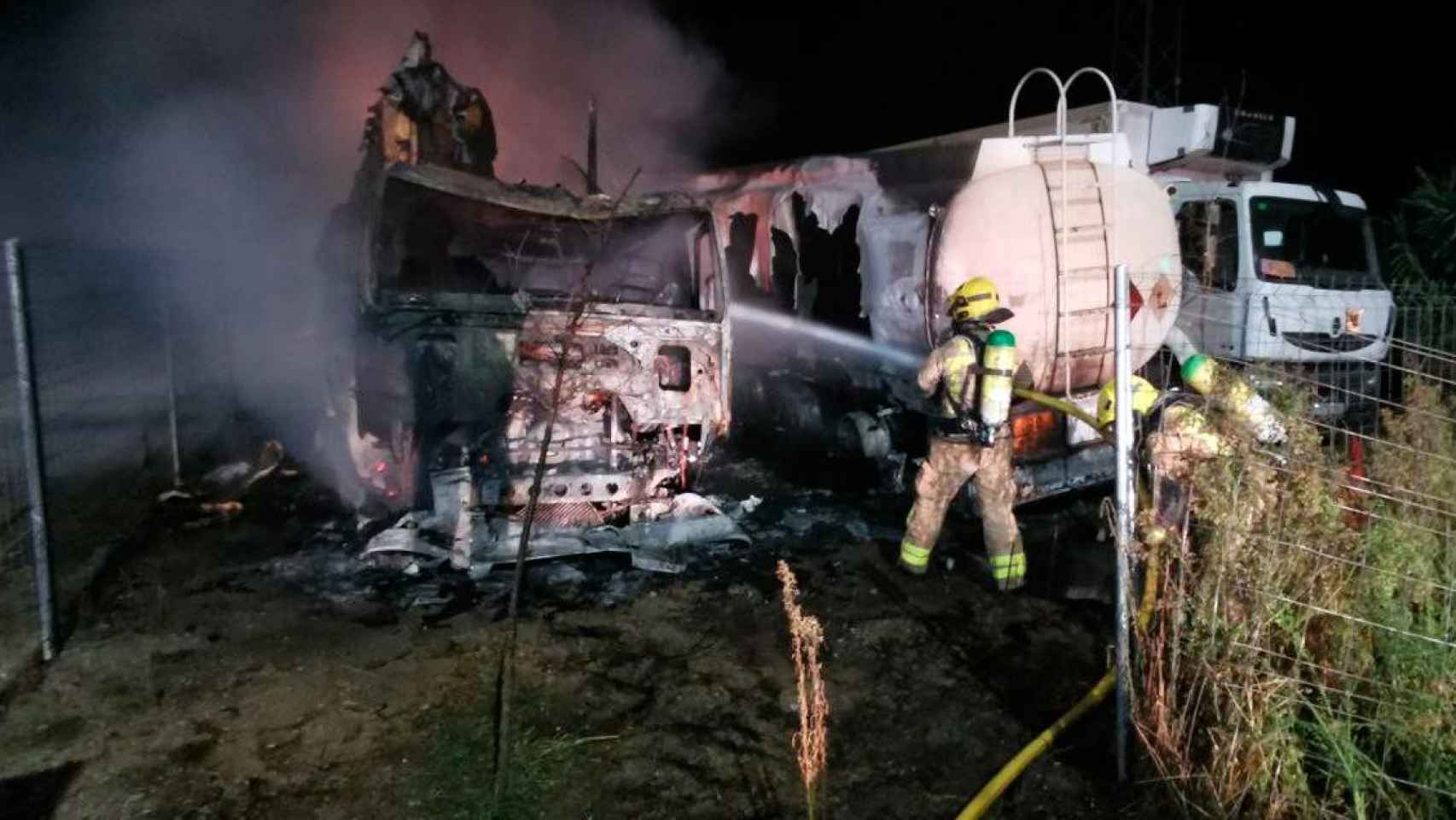 Incendio de camiones en Anglès / BOMBERS