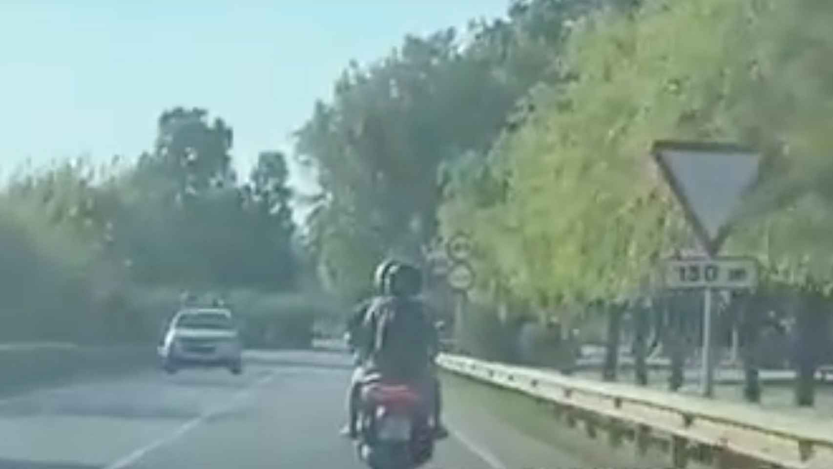 Imagen de la pareja en una de las carreteras de entrada a El Prat de Llobregat (Barcelona) / TELEGRAM