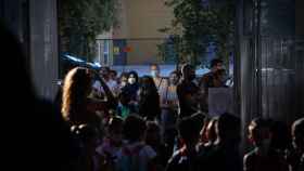 Padres y alumnos esperan en la puerta de un colegio protegidos contra el Covid con mascarillas / EP