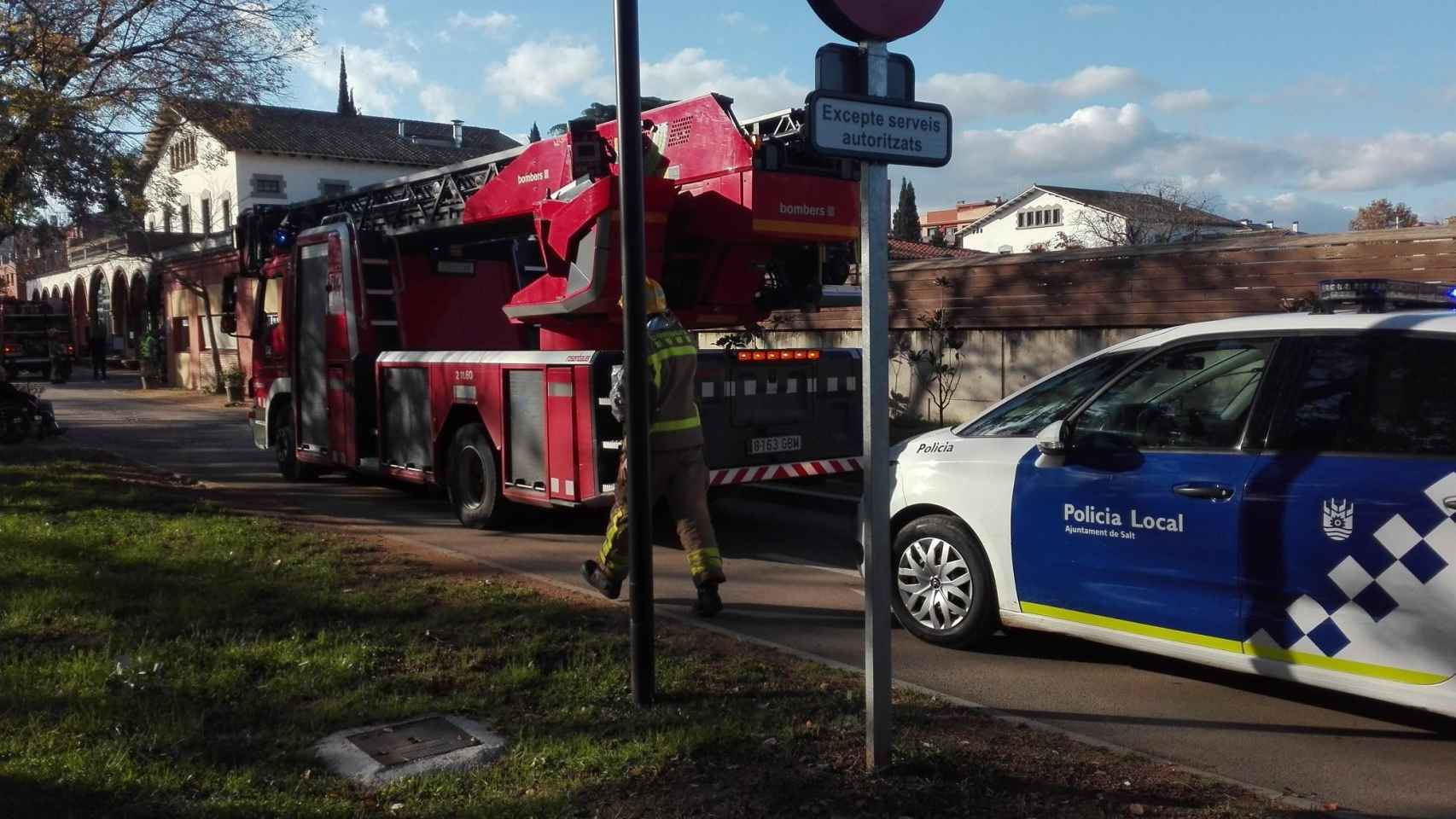 Una dotación de bomberos seguido de un turismo de la Policía Local de Salt durante un simulacro de incendio junto al personal del Hospital Santa Caterina, cerca donde se se ha producido el incendio esta madrugada / POLICIA LOCAL DE SALT