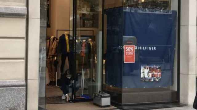 Escaparate de la tienda de Tommy Hilfiger en paseo de Gràcia tras el intento de robo / METRÓPOLI ABIERTA