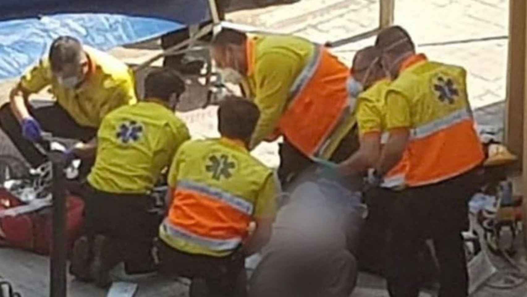 Sanitarios atienden al hombre, herido de gravedad tras un robo en Badalona / HELPERS