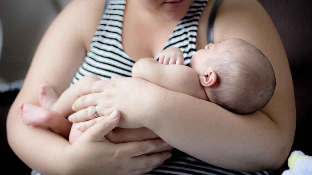 Una madre y su bebé, tras alimentarlo con la lactancia materna / CG