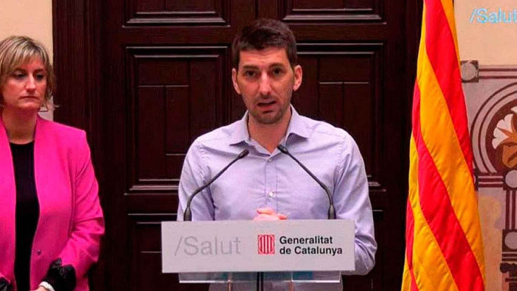 El doctor Oriol Mitjà da noticias en una rueda de prensa con la consejera Alba Vergés / CG