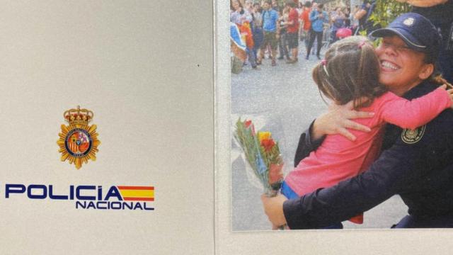 Imagen de una agente de la Policía Nacional ante la jefatura de Via Laietana / TWITTER