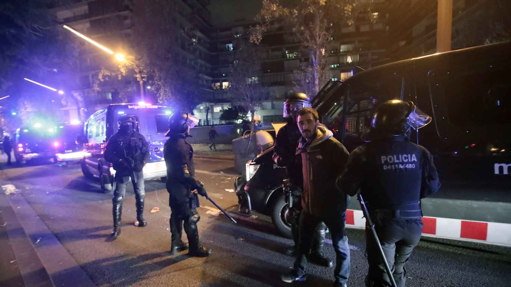 Mossos d'Esquadra con un detenido durante el clásico / EFE