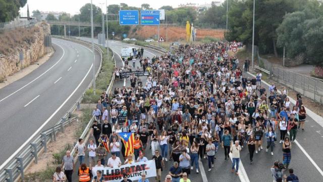 Manifestantes cortan el tráfico por carretera contra la condena del 1-O / EFE