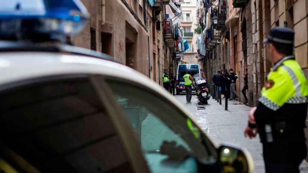 Agentes de la Guardia Urbana en un dispositivo en Ciutat Vella / CG