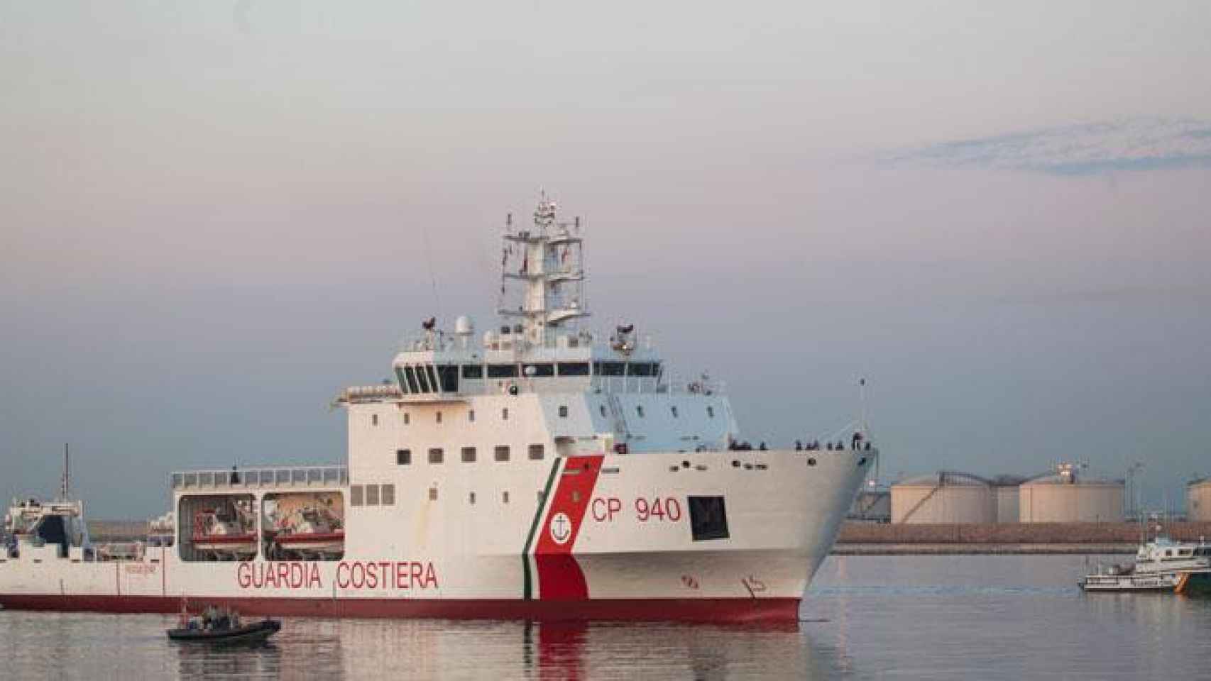 Entrada del buque de rescate 'Aquarius' en el muelle de la capital del Turia / MSF