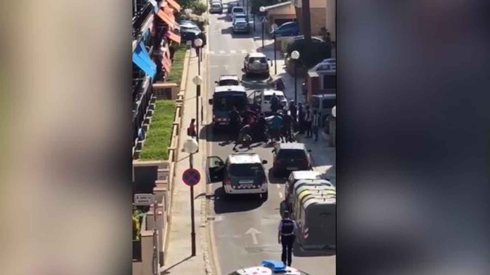 Manteros arremetiendo contra los Mossos d'Esquadra en Salou (Tarragona) / CG