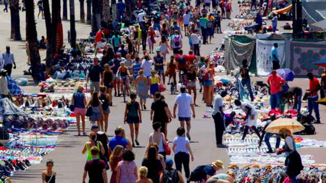 Manteros en una zona turística de Barcelona / EFE