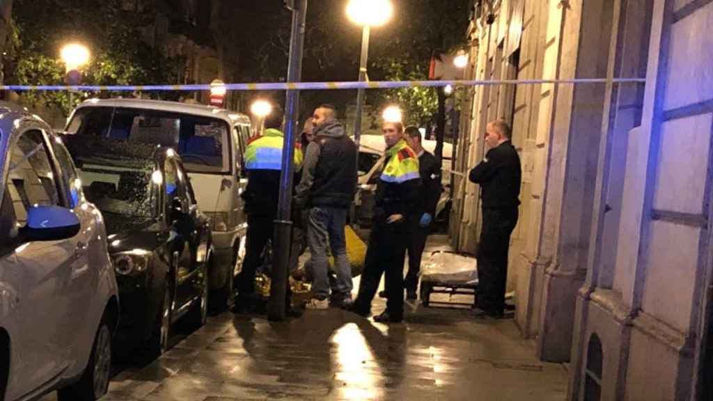 Agentes custodian el cuerpo sin vida de un hombre en el Raval / CG