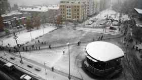 La nieve ha sorprendido esta mañana a los habitantes de la localidad navarra de Huarte / EFE