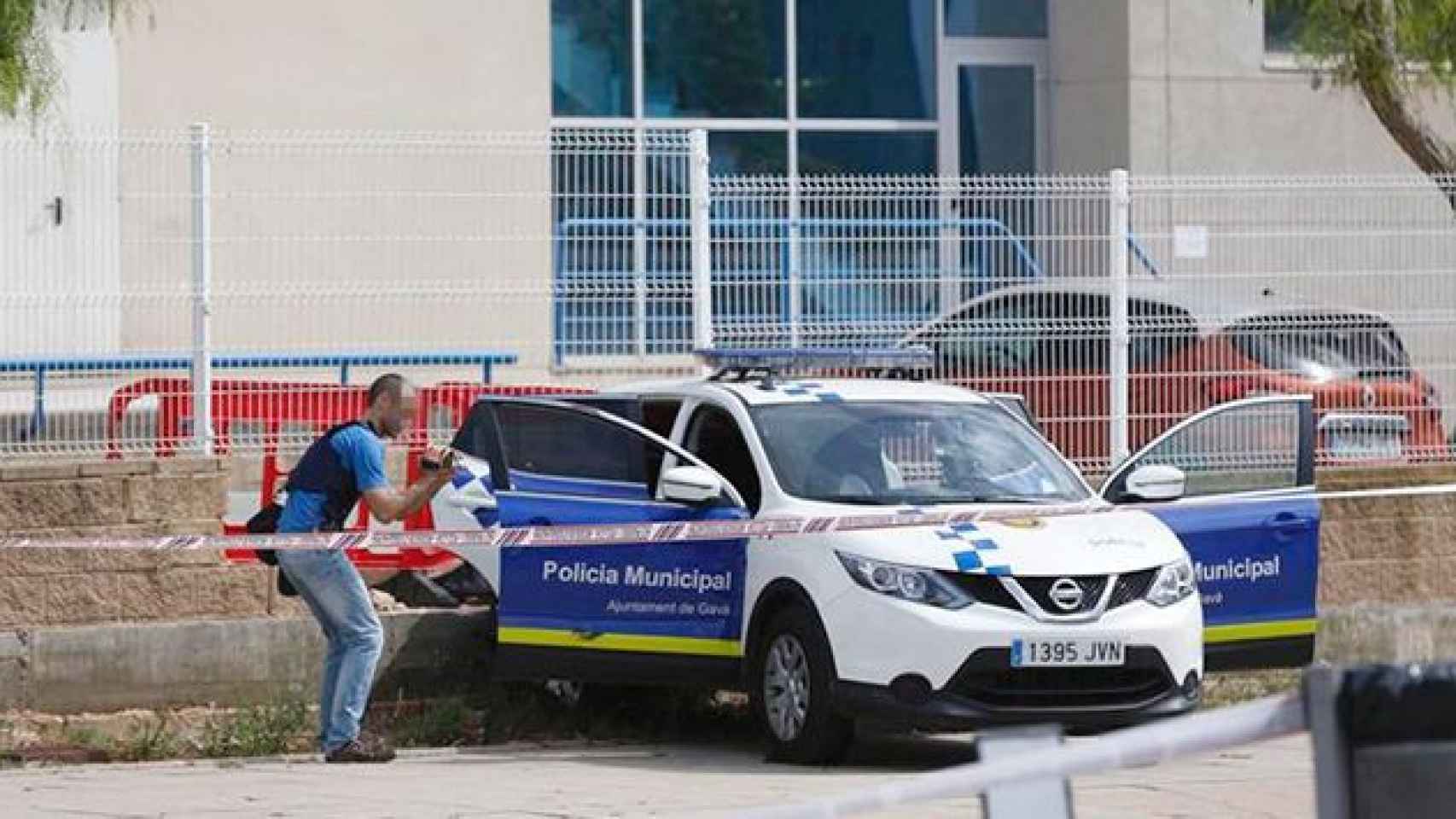 Agentes de los Mossos d'Esquadra y Policía Local en el lugar donde un hombre ha disparado hoy con un arma de fuego a dos policías locales junto al tanatorio de Gavà / EFE