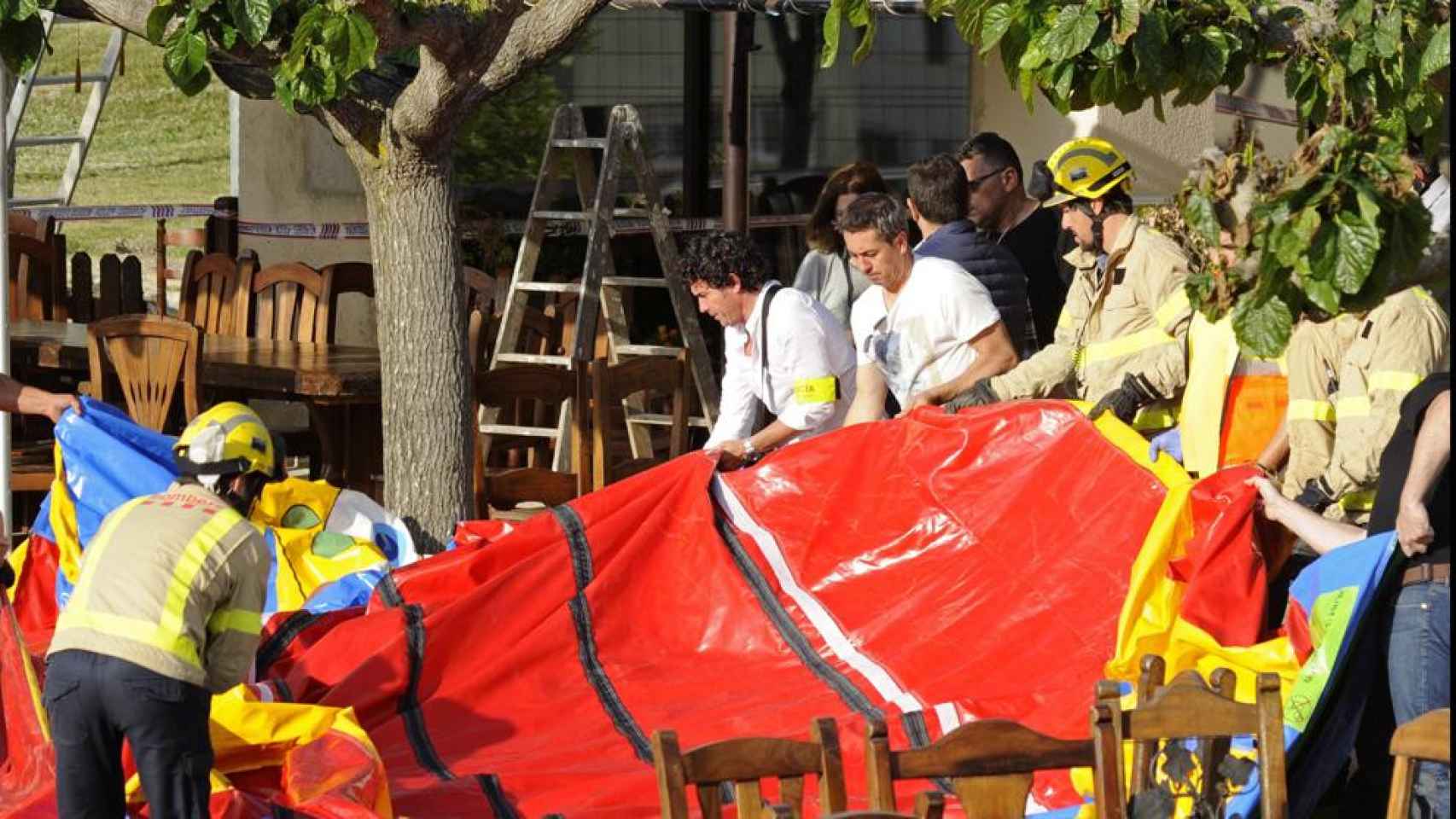 Operarios y bomberos retiran el castillo hinchable del restaurante Mas Oller, de Caldes de Malavella / EFE