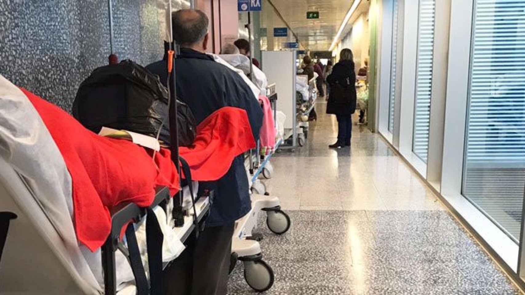 Un pasillo del Hospital Moisès Broggi de Sant Joan Despí con enfermos esperando cama / CG