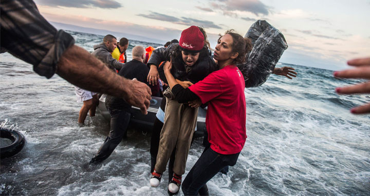 Imagen de un niño refugiado rescatado en la costa de la isla de Lesbos (Grecia) en 2015, en plena crisis de refugiados / EFE