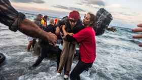 Imagen de un niño refugiado rescatado en la costa de la isla de Lesbos (Grecia) en 2015, en plena crisis de refugiados / EFE