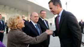 La alcaldesa de Madrid, Manuela Carmena, junto al jefe del Estado, Felipe VI, y el ministro del Interior en funciones, Jorge Fernández.