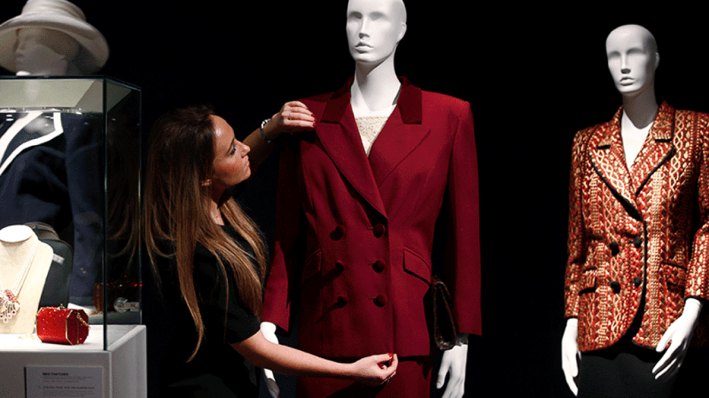 Preparativos de la subasta de vestidos y bolsos de la única mujer que ha sido premier del Reino Unido.