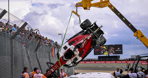 Retiran el coche del piloto chino de Fórmula 1 Guanyu Zhou tras estrellarse en el circuito de Silverstone, Reino Unido / EFE
