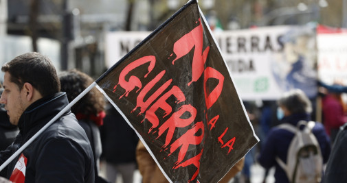Un manifestante con una pancarta de 'No a la guerra' en la manifestación de Madrid / EFE