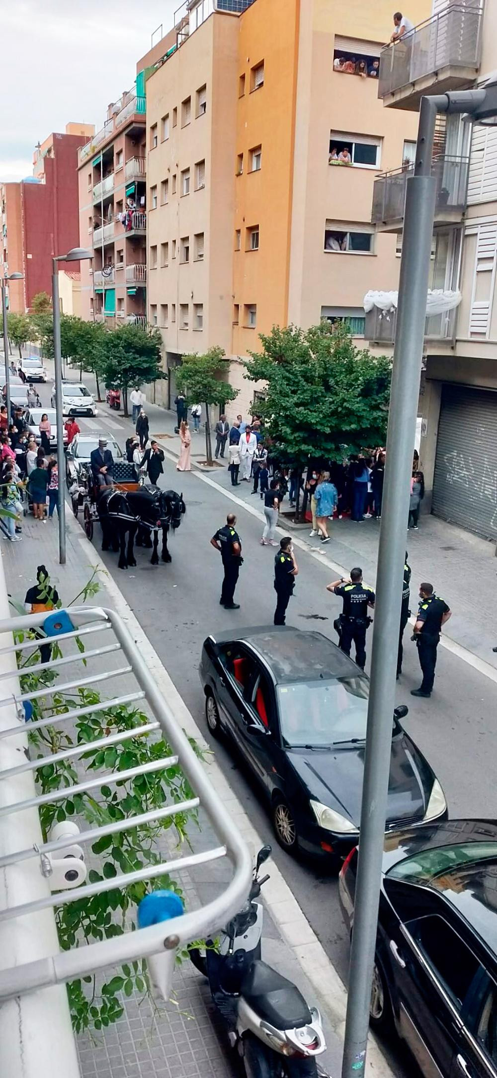 Un instante de la boda de altura en Sant Adrià de Besòs / CG