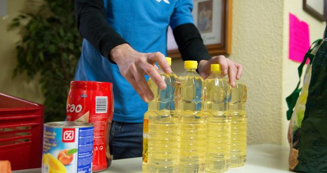 Un voluntario de la campaña solidaria de emergencia / Fundación La Caixa