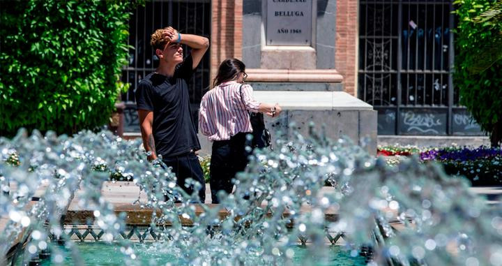 Un joven se seca el sudor en la Glorieta de España, Murcia / EFE