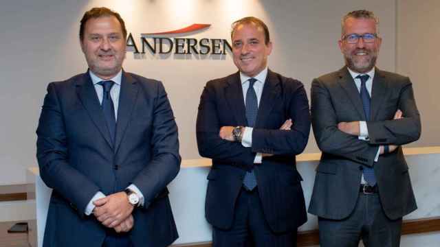 Óscar Arredondo (centro) se incorpora al despacho de abogados Andersen / CEDIDA