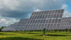 Una planta fotovoltaica, el sector en el que han invertido los Godia, Haro y el fondo Everwood / EUROPA PRESS