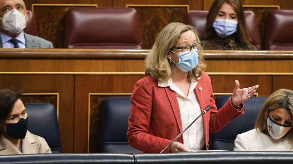 La vicepresidenta segunda del Gobierno, Nadia Calviño, con la vicepresidenta tercera, Yolanda Díaz, a su izquierda, muy críticas con los ERE de la banca / EP