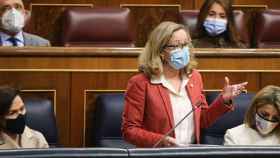 La vicepresidenta segunda del Gobierno, Nadia Calviño, con la vicepresidenta tercera, Yolanda Díaz, a su izquierda, muy críticas con los ERE de la banca / EP