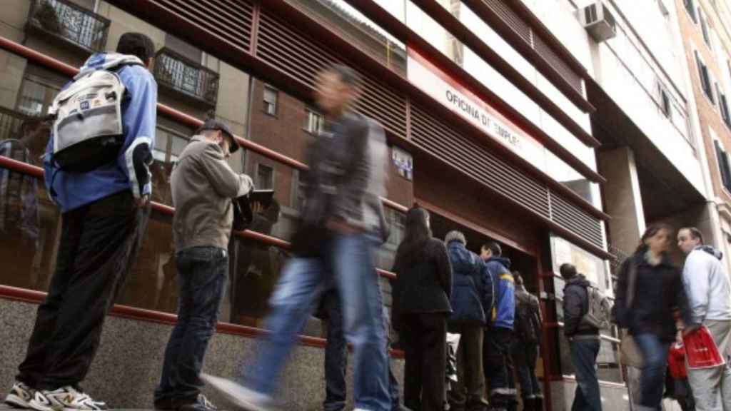 Cola de parados ante una oficina de empleo / EFE