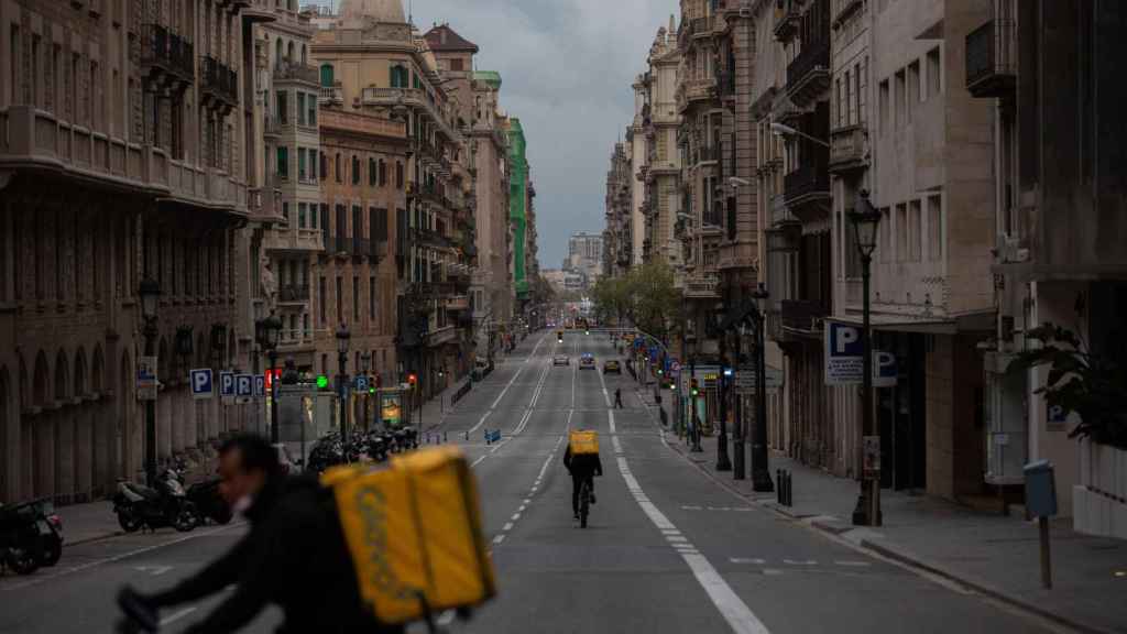 Dos 'ridders' de Glovo en Barcelona, durante la reclusión por el estado de alarma / EP