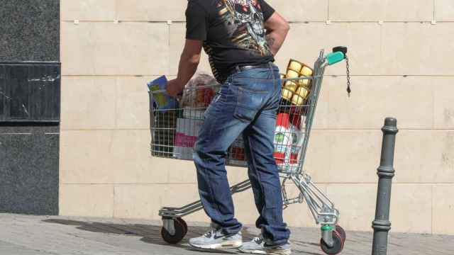 Un cliente de un supermercado Dia con un carrito de la compra / EUROPA PRESS