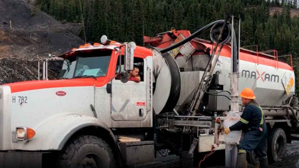 Camión de Maxam en una explotación minera / MAXAM