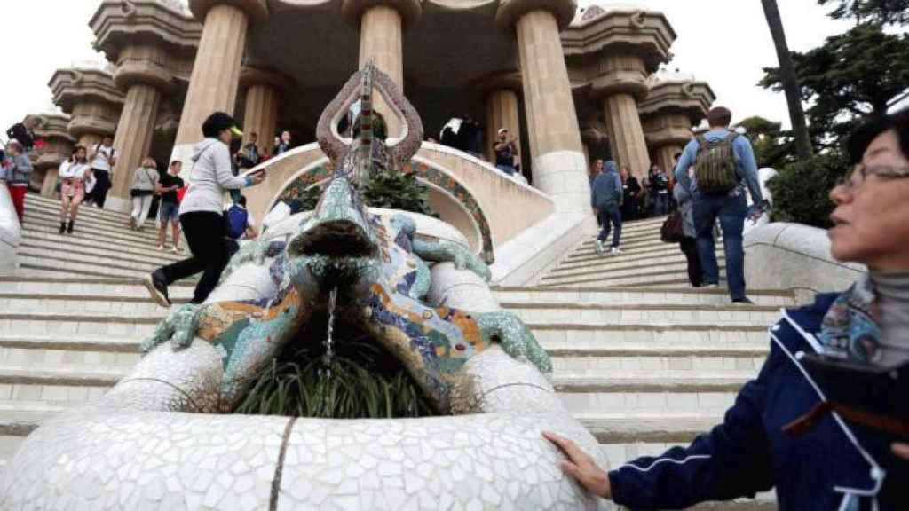 Imagen de una turista asiática en la escalinata del Parque Güell de Barcelona, en Cataluña / EFE