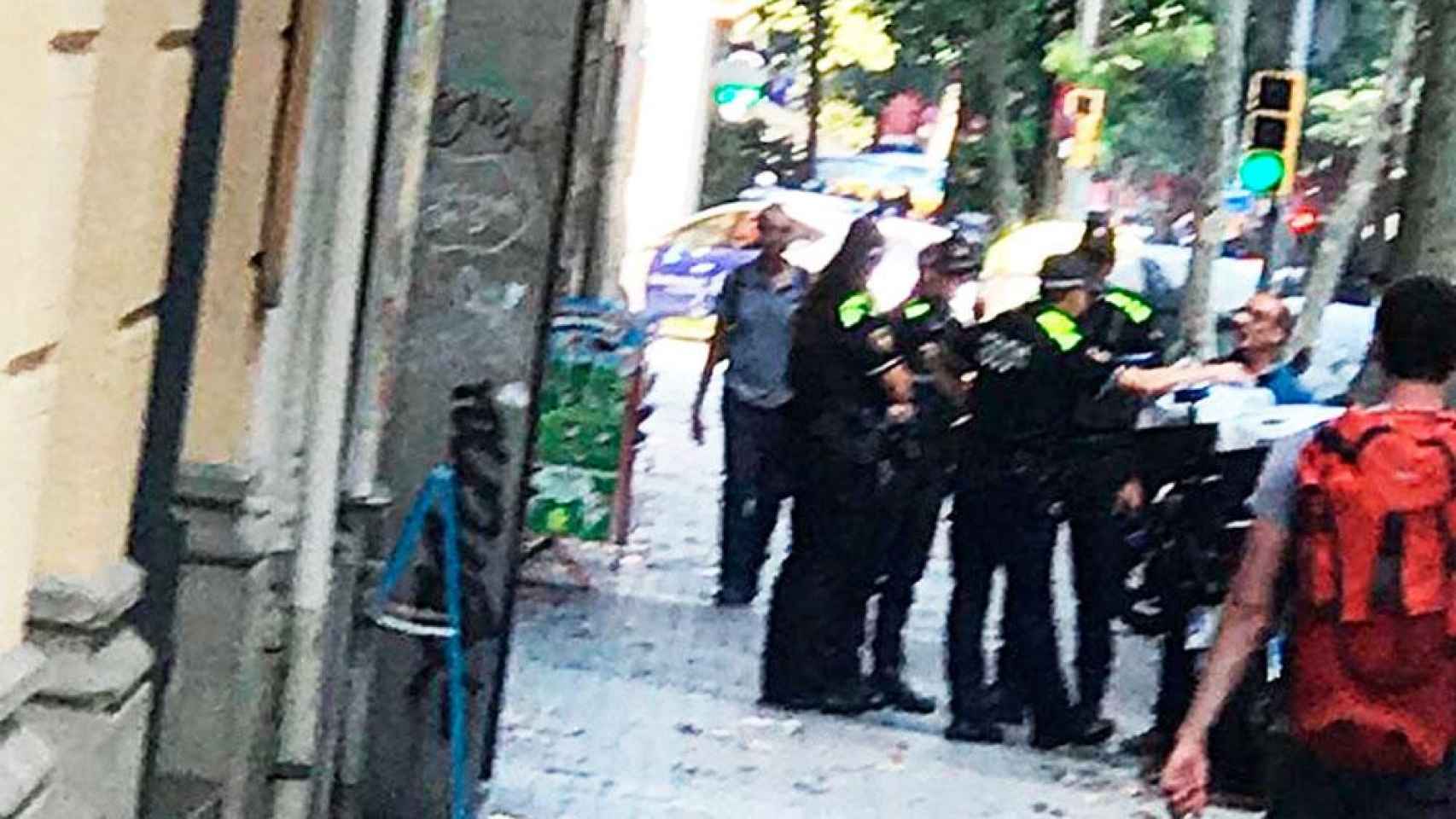 La Guardia Urbana, precintando la terraza del restaurante Dionisos del Eixample esta semana  / CG