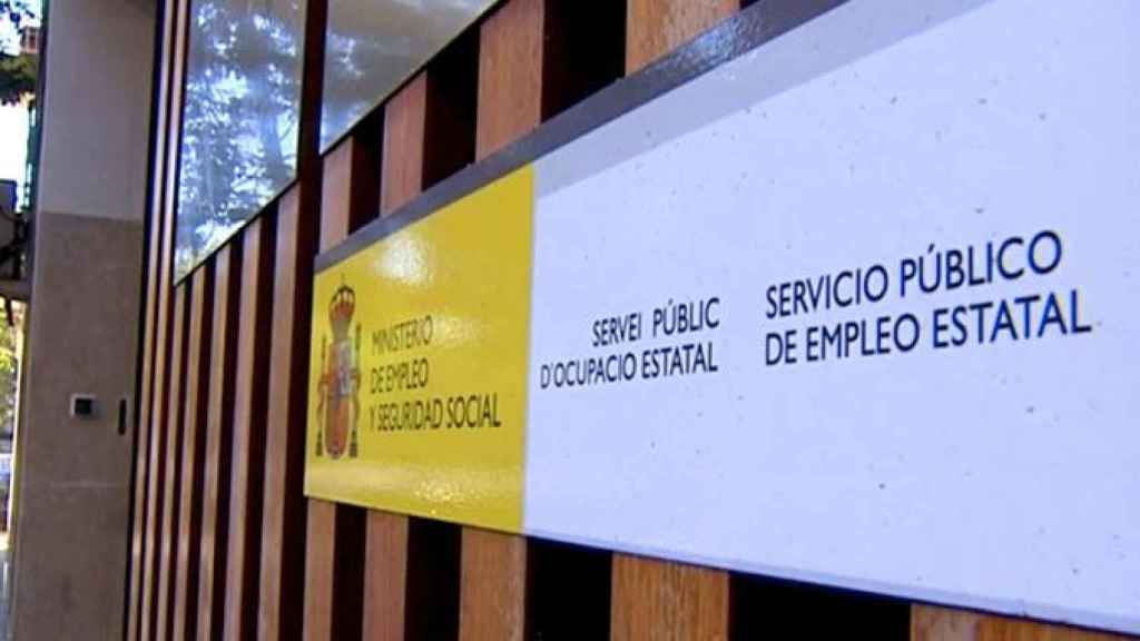 Entrada a una oficina del Servicio Público de Empleo, que este febrero ha registra 6.290 personas menos en las listas del paro / EFE