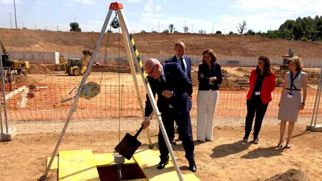 Jordi Baiget, 'conseller' de Empresa y Conocimiento, pone la primera piedra de la nueva planta de Boehringer Ingelheim en Sant Cugat del Vallès bajo la mirada del director general de la farmacéutica, Timmo Andersen; la secretaria general de Industria y Pi