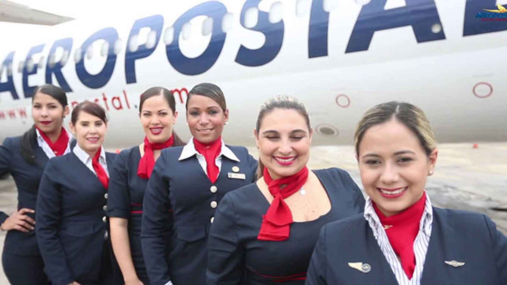 Auxiliares de vuelo de Aeropostal Alas de Venezuela ante un avión de la aerolínea / CG