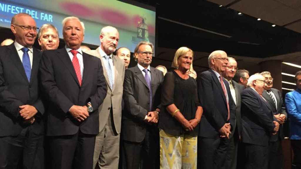 Firmantes del 'Manifest del far', junto a la presidenta del Parlament, Núria de Gispert, y los dos expresidentes vivos de la Cámara, Joan Rigol y Ernest Benach.