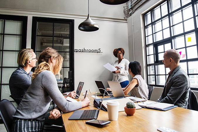 Trabajadores participando en una reunión improductiva / UNSPLASH