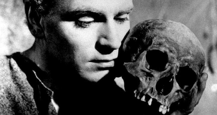 Laurence Olivier interpretando a 'Hamlet'