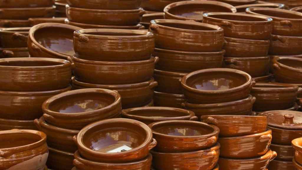 Varias cazuelas de barro / Pixabay