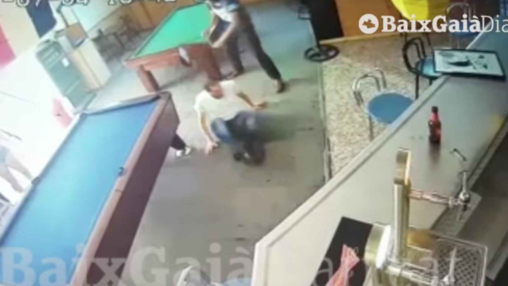 El momento en que el detenido agrede a la víctima con el taburete