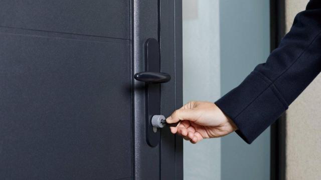 Un hombre abre la puerta de una casa / EP
