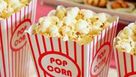 Un vaso lleno de palomitas para disfrutar de los estrenos de cine de enero 2020 / Deborah Breen Whiting EN PIXABAY