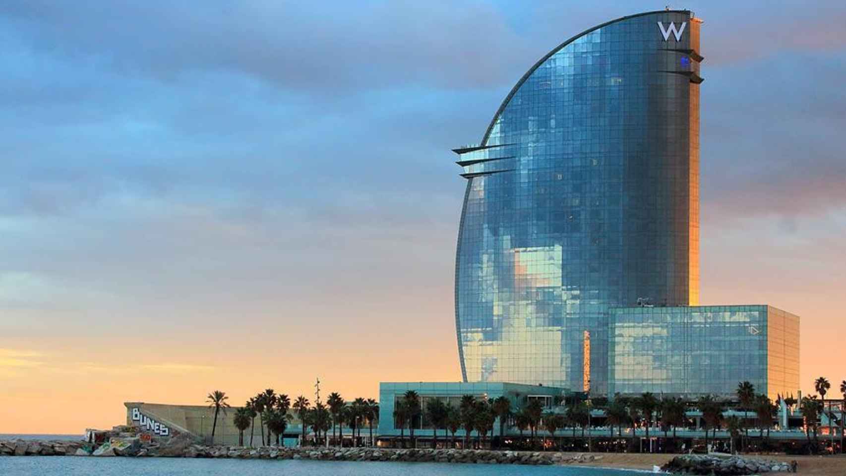 Hotel W Barcelona, uno de los atractivos por los lugares imperdibles para los que busquen practicar el turismo 'eco-friendly' / PIXABAY